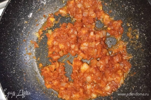 В этом же жире обжарить мелко порубленный лук и чеснок 2–3 минуты. Добавить томатную пасту, острый перец, паприку и муку. Обжарить 1 минуту.