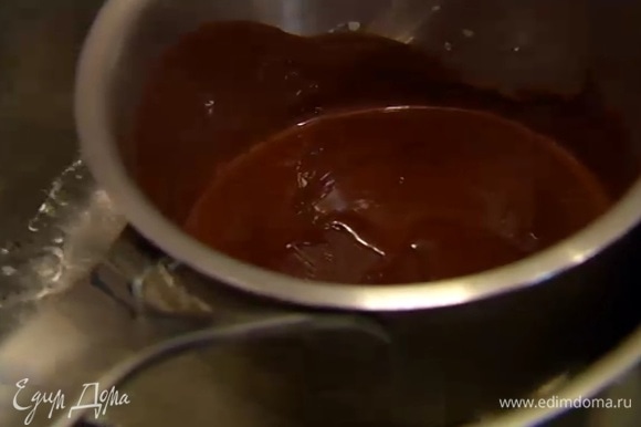 Шоколад поломать кусочками и растопить на водяной бане.