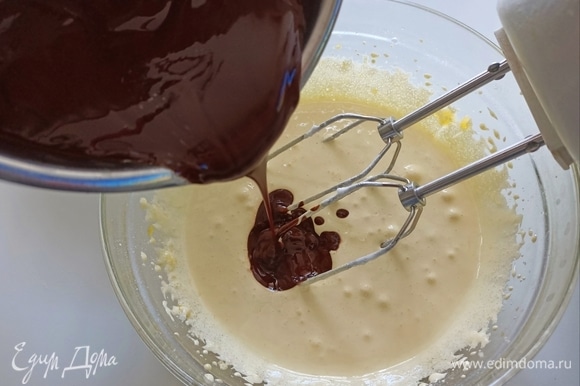 С помощью миксера соединить шоколад и взбитые желтки.
