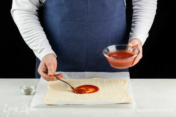 Затем выложите томатный соус, посыпьте прованскими травами.