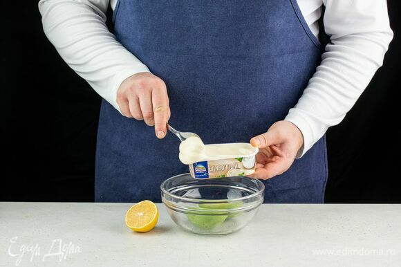 Сбрызните авокадо лимонным соком, добавьте плавленый сыр Hochland сливочный.