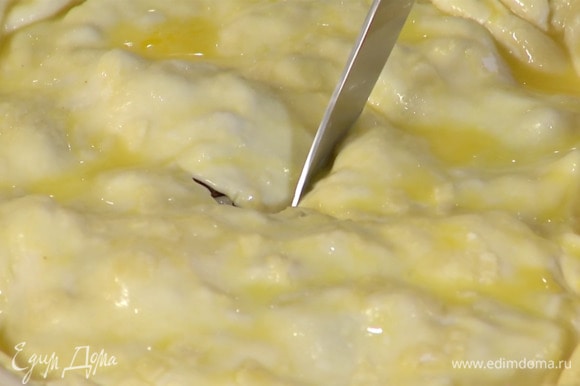 Яйцо размешать с молоком и солью, смазать поверхность пирога и сделать несколько надрезов ножом.