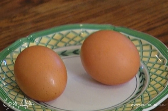 Яйца отварить вкрутую, затем почистить и вынуть желтки.