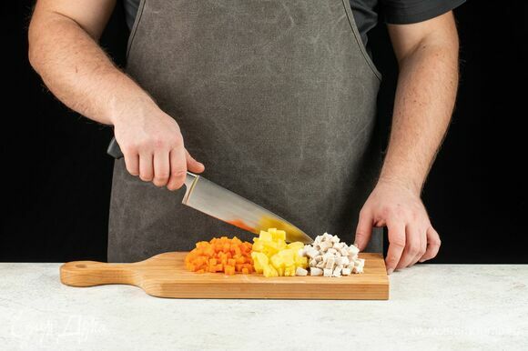 Нарежьте куриную грудку и отварные овощи приблизительно одинаковым кубиком.