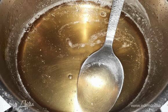 Для напажа замочите желатин в холодной воде. Доведите до кипения воду с сахаром, затем отожмите желатин и вмешайте в сироп. Дайте остыть до 35–38°C. У кого нет термометра, это примерно 40 минут.