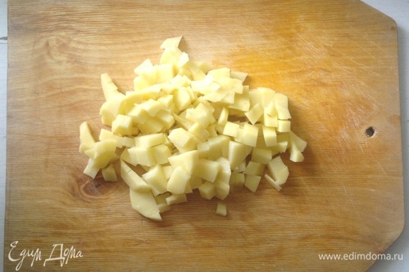 Картофель очистить, вымыть, обсушить, нарезать небольшими кусочками. Когда нут будет почти готов, выложить в кастрюлю нарезанный картофель и варить до готовности картофеля. Затем добавить в кастрюлю заправку, посолить и поперчить по вкусу.