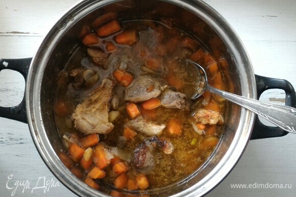 Обжаренные овощи выложить в кастрюлю к свинине вместе с маслом. Налить в кастрюлю теплой кипяченой воды, чтобы она почти покрыла мясо и овощи.