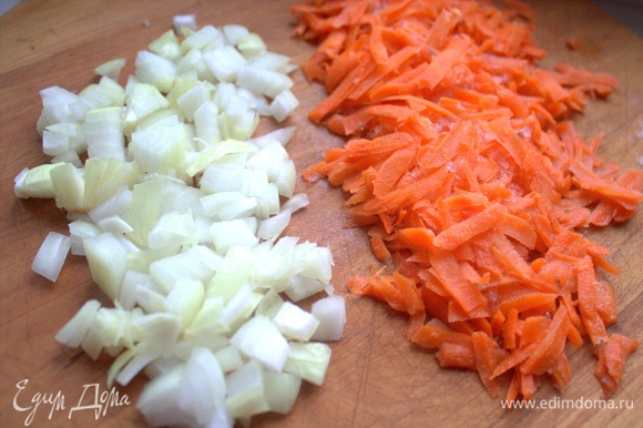 Морковь натереть, лук нарезать.