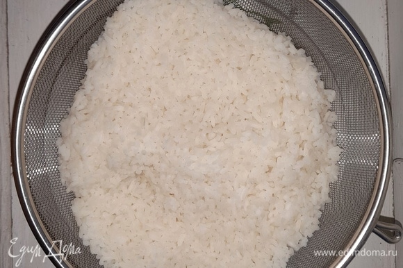 Рис откинуть на сито и дать стечь жидкости.