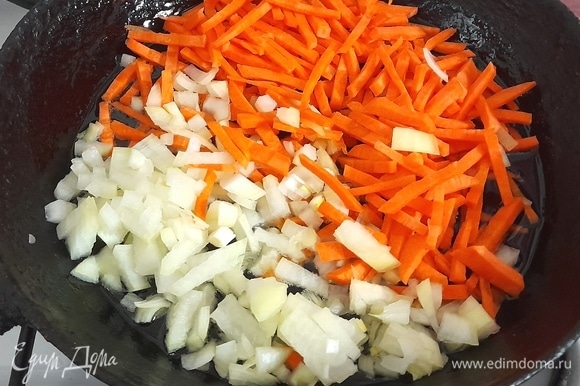 Лук и морковь почистить, вымыть, обсушить. Морковь нарезать соломкой, лук — мелкими кубиками. В глубокой сковороде разогреть растительное масло, выложить лук с морковью и обжарить овощи, помешивая, до мягкости и легкого румянца.
