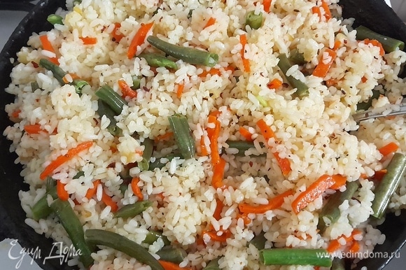 Аккуратно перемешать рис с овощами.