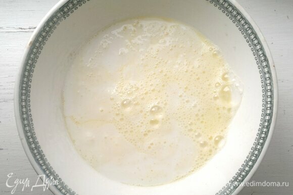 В миску вылить йогурт, всыпать соль, сахар, добавить яйца, взбить до однородности.