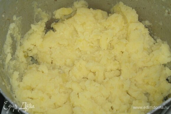 Сначала приготовить начинку. Картофель очистить, вымыть. Сварить до готовности, размять в пюре.
