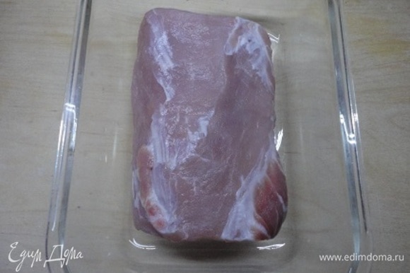 Мясо свиной корейки без кости смазать оливковым маслом.