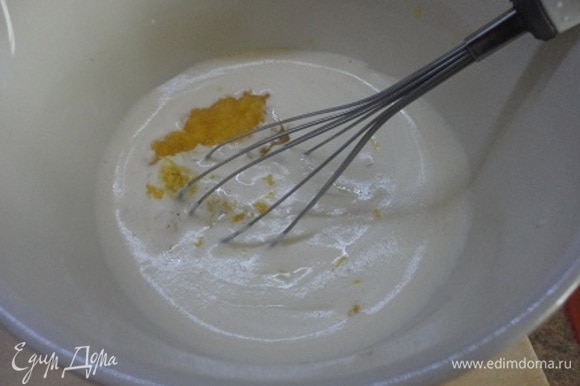 Взбиваем яйца с сахаром и ванильным сахаром добела, добавляем растительное масло и соединяем с тыквеным пюре. Перемешиваем венчиком.