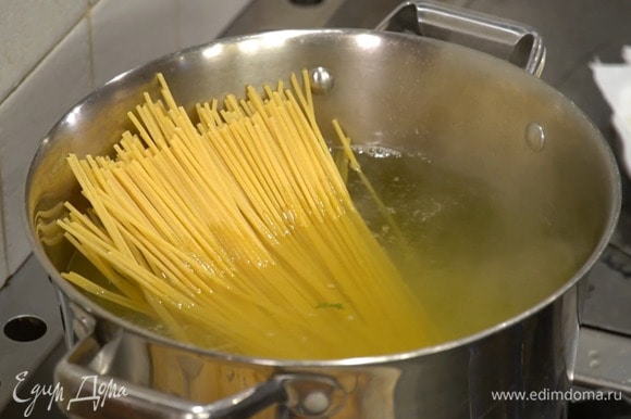 В оставшейся от кейла воде отваривать спагетти на пару минут меньше, чем указано на упаковке, затем воду слить и сохранить.