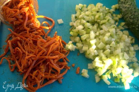 Для начинки измельчить морковь по-корейски и свежий огурец.