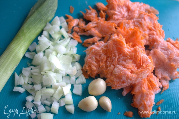 Нарезать лук и чеснок, натереть морковь (можно замороженную).