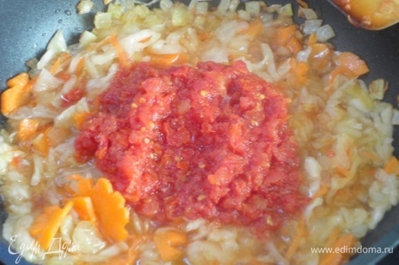 Добавить квашеную капусту и 150 г протертых томатов. Если используете томатную пасту, то разведите ее со 150 мл воды. Все вместе тушить 15 минут.