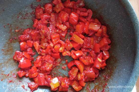 В этой же сковороде обжариваем мелко нашинкованный репчатый лук 2 минуты. Добавляем нарезанный некрупно болгарский перец. При необходимости добавляем растительное масло. Обжариваем 3–4 минуты, добавляем томатную пасту, обжариваем 1 минуту, добавляем немного воды или бульона (примерно 1 стакан). Даем закипеть.