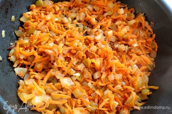 Обжарить слегка морковь и лук.