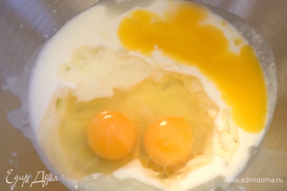 Для теста смешать теплый кефир, 2–3 яйца, растопленное масло (или маргарин) и растительное масло.