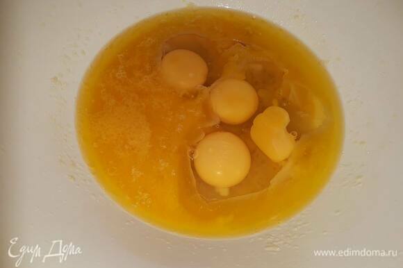 Добавьте яйца и апельсиновый сок и взбейте.
