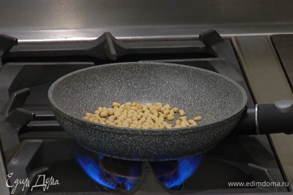 Кедровые орехи подсушить на разогретой сковороде.