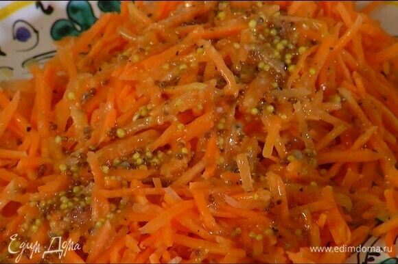 Морковь почистить, натереть на крупной терке и выложить на блюдо, полить заправкой и дать постоять.