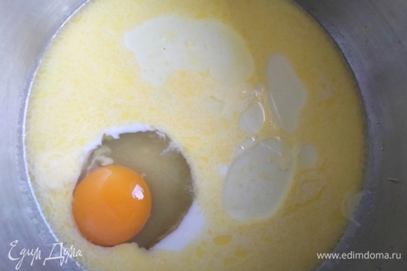 Вбить 1 крупное яйцо или 2 мелких, добавить соль, сахар, ваниль.