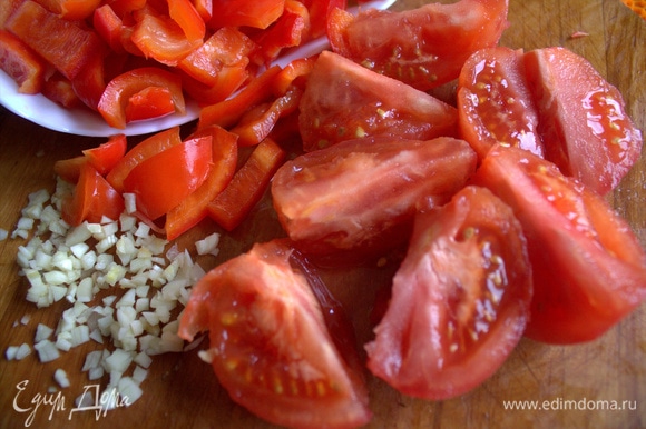 Нарезать томаты.