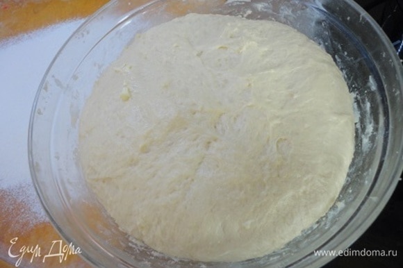 Молоко смешиваем с сахаром и солью. Вливаем в муку, замешиваем тесто и оставляем на 30 минут в тепле. Сливочное масло топим в микроволновой печи, даем слегка остыть и вливаем в тесто. Руками вымешиваем тесто. Накрываем тесто полотенцем и даем подняться в течение часа.