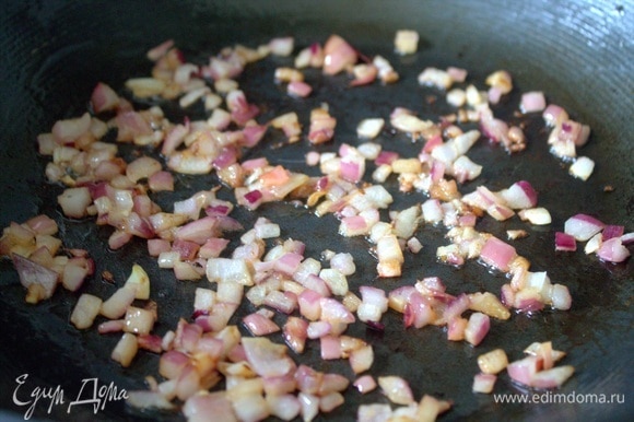 Вынуть куриные шкварки и в растопленном жире обжарить красный лук (можно использовать обычный).