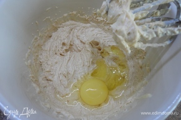 Мягкое сливочное масло взбить с сахаром в пышную массу, затем, продолжая взбивать, по одному введите яйца.