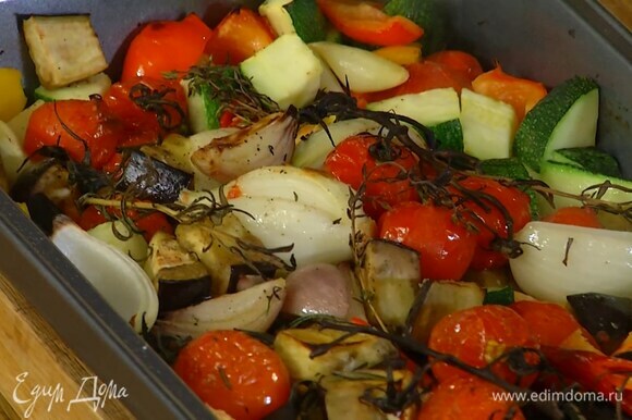 Отправить овощи в разогретую духовку на 15 мин, затем включить режим «верх-низ» и запекать еще 10 минут, вынуть из духовки и, удалив травы, еще раз посолить.