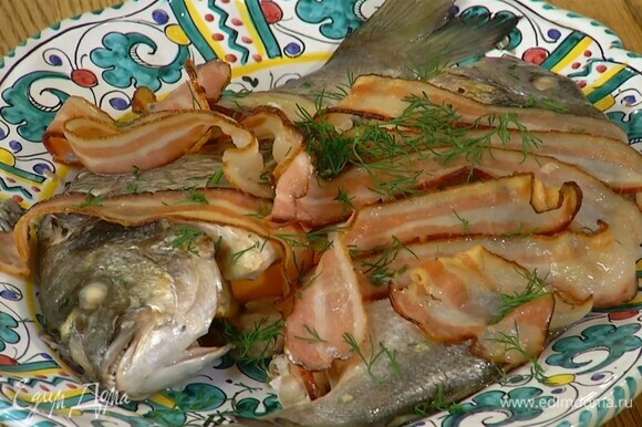 Укроп мелко порубить и посыпать готовую рыбу.