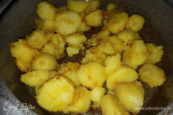 Отварите картофель, затем очистите и обжарьте до румяной корочки.