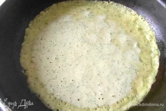 Разогреть сковороду (диаметром 22 см) с маслом и налить тонко тесто.