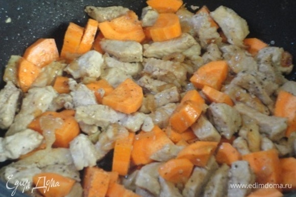 Добавьте к мясу морковь и продолжайте обжаривать все вместе еще минут 5.