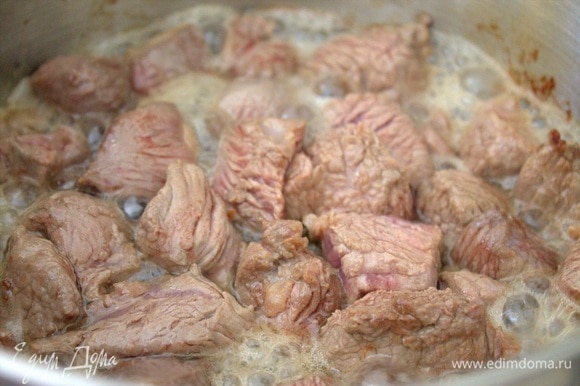 Перенести мясо в кастрюлю с толстым дном, на дно налить масло. В оригинале — куриный или гусиный жир.