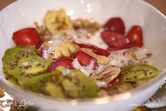 В гранолу добавить йогурт и украсить фруктово-ягодными чипсами.