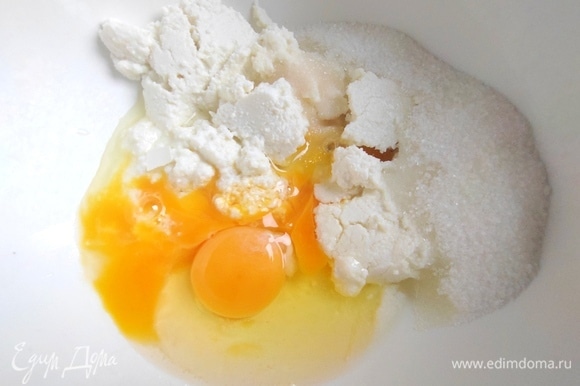 В творог добавить яйца, сахар и ваниль.