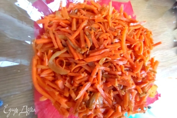 Кускус вначале покрыть морковкой по-корейски.