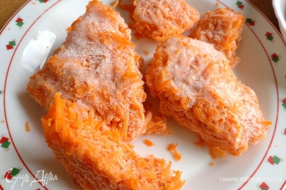 Морковь перетереть на электрической мясорубке, заморозить в плоских пакетах и добавлять при готовке.