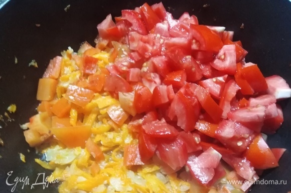 В сковороду к овощам добавить нарезанный болгарский перец с помидорами. Обжаривать овощи в течение 5–7 минут.