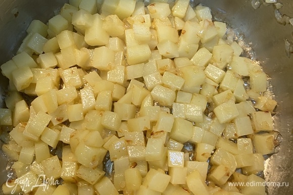 Очистить и подготовить картофель и грибы. Картофель нарезать ровными кубиками, около 1 см. Шампиньоны — тонкими слайсами. Лисички разрезать вдоль на две части. Лук мелко нашинковать. Разогреть кастрюлю, где будет вариться суп, и положить в нее 20 г масла. Обжарить в нем лук до золотистого цвета и добавить картофель. Обжарить картофель до золотистого цвета, не забывая перемешивать.