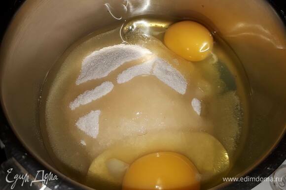 Для курда из маракуйи взбейте яйца с сахаром.
