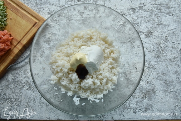 К заправленному рису для связывания компонентов и придания вкуса добавьте творожный сыр, майонез и соус терияки ТМ «Махеевъ».