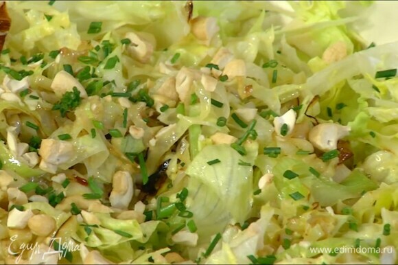 Шнитт-лук тонко порезать и вместе с орехами посыпать салат.