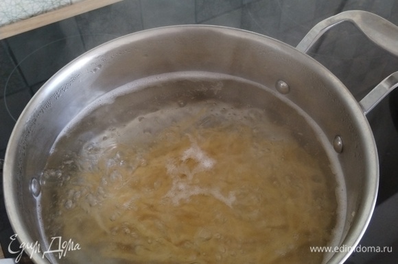 Отварить спагетти в подсоленной воде. Совет: использовать можно любые макароны любой формы. Лучше использовать макароны из твердых сортов пшеницы.